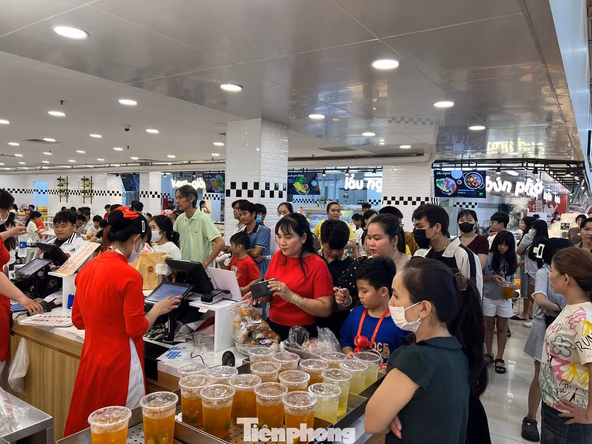 Dịp này, các siêu thị, trung tâm thương mại không chỉ tăng thời gian phục vụ như mở cửa sớm hơn, đóng cửa muộn hơn mà còn có nhiều chương trình giảm giá, khuyến mãi nên càng hấp dẫn người dân đến ăn uống, vui chơi dịp lễ.