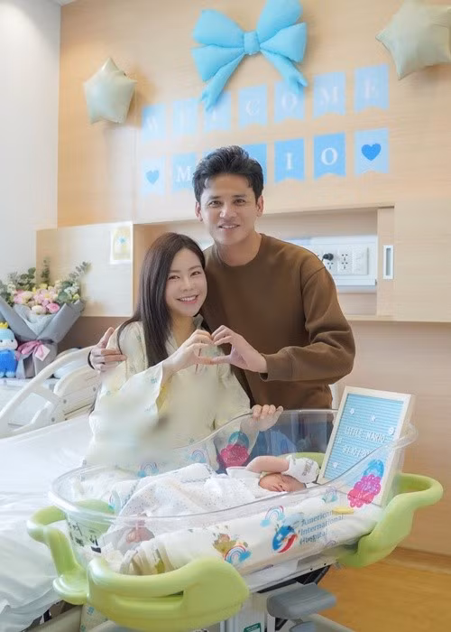 Trên trang cá nhân, Vũ Ngọc Ánh chia sẻ hình ảnh bên Anh Tài và con trai vừa chào đời Mario.