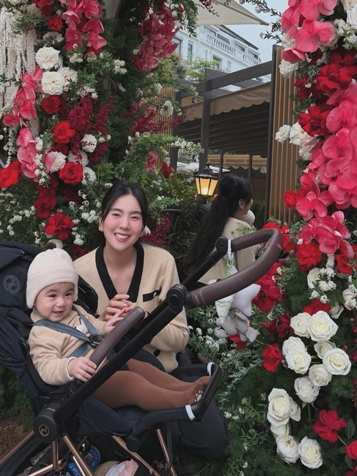 Dù cuộc sống có nhiều thay đổi sau khi lập gia đình và làm mẹ, Mai Ngọc vẫn giữ được vẻ ngoài rạng rỡ cùng phong thái nhẹ nhàng vốn có.