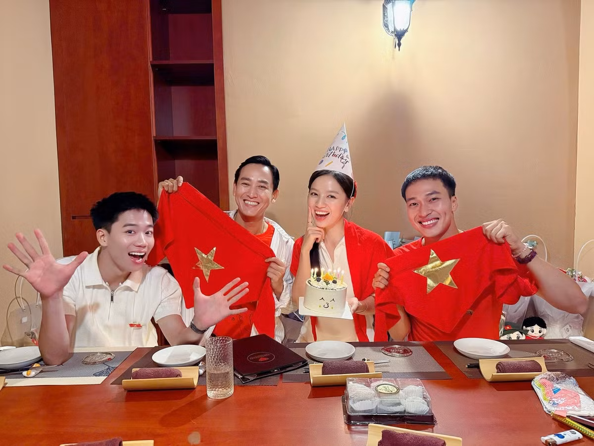 "Cảm ơn mọi người đã cùng hát mừng sinh nhật và dành thật nhiều tình cảm ấm áp cho mình", Hạ Anh viết trên trang cá nhân.