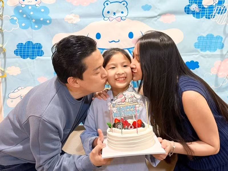 Yến Phương khoe cô con gái rất hiểu chuyện dù còn nhỏ: "Lần đầu trải nghiệm làm mẹ 2 con, đặc biệt là xa chị Bì không ngủ chung không chăm sóc, lại còn không cho Bì lại gần em vì em còn nhỏ. Chị Bì lại hiểu chuyện nghe lời vô cùng. Nhìn chị Bì không được gần mẹ mà xót xa, rồi cảm xúc vỡ òa mẹ ôm Bì khóc tu tu luôn. Chị Bì cũng ngỡ ngàng rồi nói “mẹ ơi không sao đâu con ở đây mà". Mẹ cũng cám ơn Bì, vì con rất tình cảm. Vì con mong có em, mẹ mới quyết định có em cho con vui. Mẹ không ngờ con lại mong và thương em nhiều như vậy! Yêu con nhiều". Ảnh: FB Yến Phương.