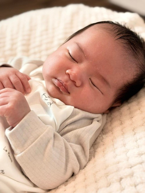 Yến Phương lần đầu khoe ảnh cận mặt bé Liam. Ảnh: FB Yến Phương.