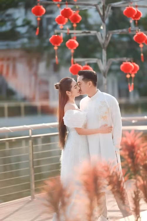 Trong cuộc phỏng vấn với Vietnamnet, Dương Khắc Linh cho biết, anh tự thấy may mắn khi được sống chung với Ngọc Duyên vì cả hai không bao giờ cãi vã, gây gổ. Nam nhạc sĩ cảm thấy vợ luôn xinh đẹp như ngày đầu. Ảnh: FB Lưu Ngọc Duyên.