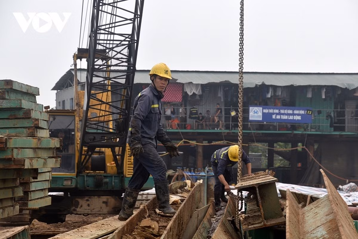 Công nhân thi công bệ trụ cầu trên địa bàn phường Hồng Hà với nhiều nhóm công nhân tất bật triển khai công việc.