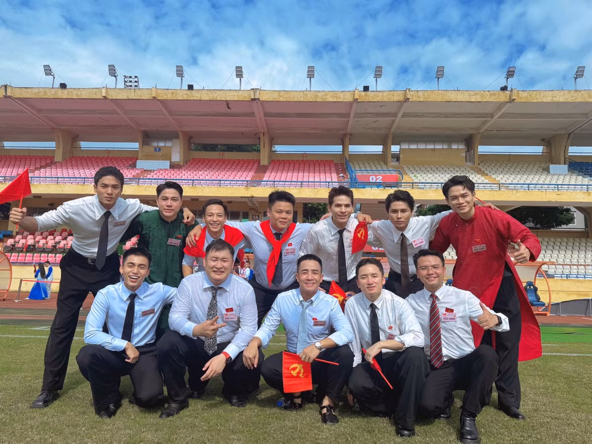 Tăng Duy Tân, Mono, Phan Mạnh Quỳnh và nhiều nam nghệ sĩ chụp ảnh kỷ niệm trong buổi tổng duyệt. Ảnh: FB Tăng Duy Tân.