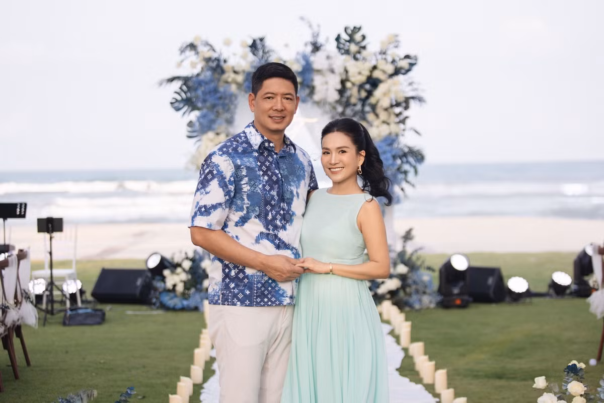 Anh Thơ thu hút nhờ thần thái rạng rỡ và nụ cười tươi.