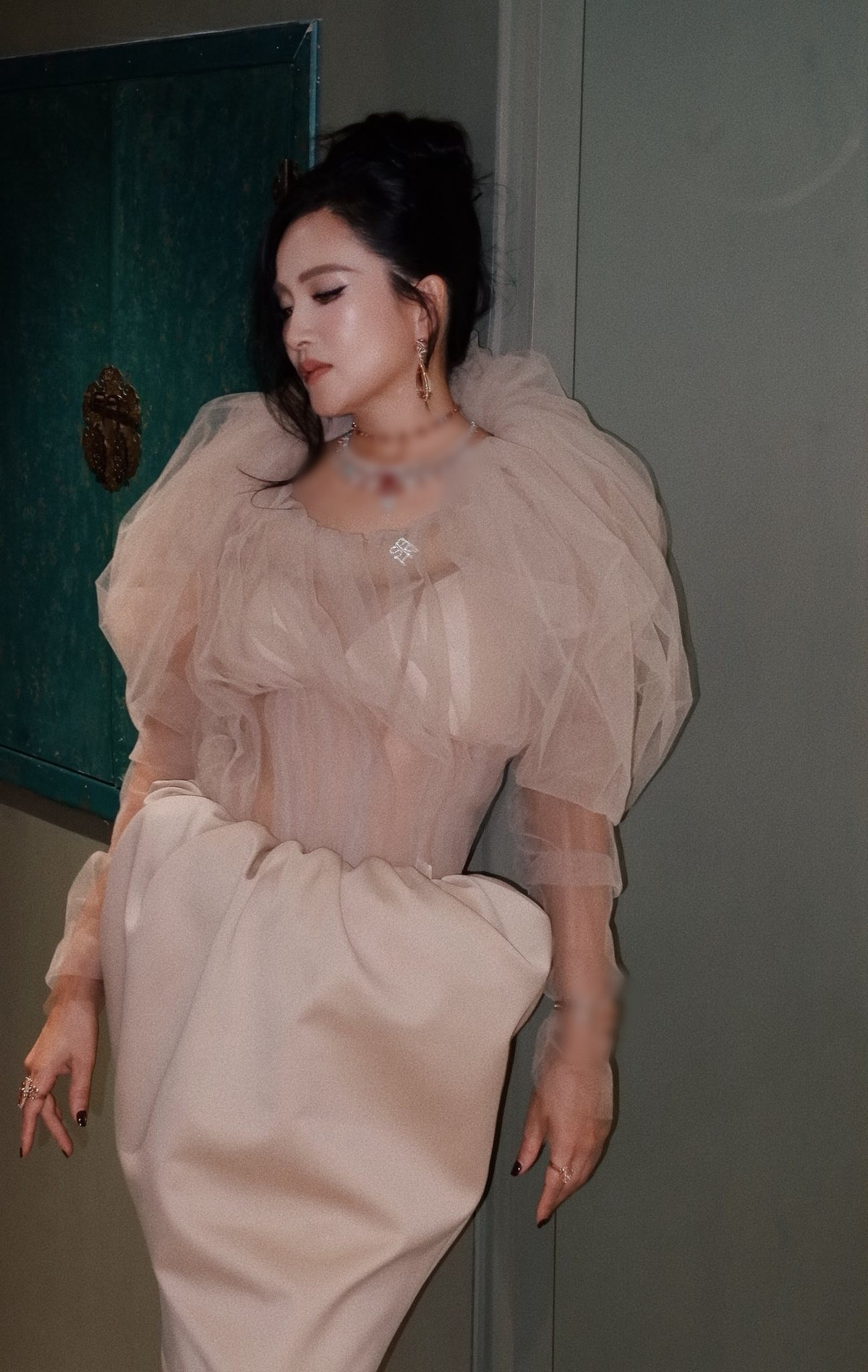 Nhan sắc của bà xã Bình Minh trong loạt ảnh toát lên vẻ mặn mà, sang trọng và có phần sắc sảo theo thời gian.