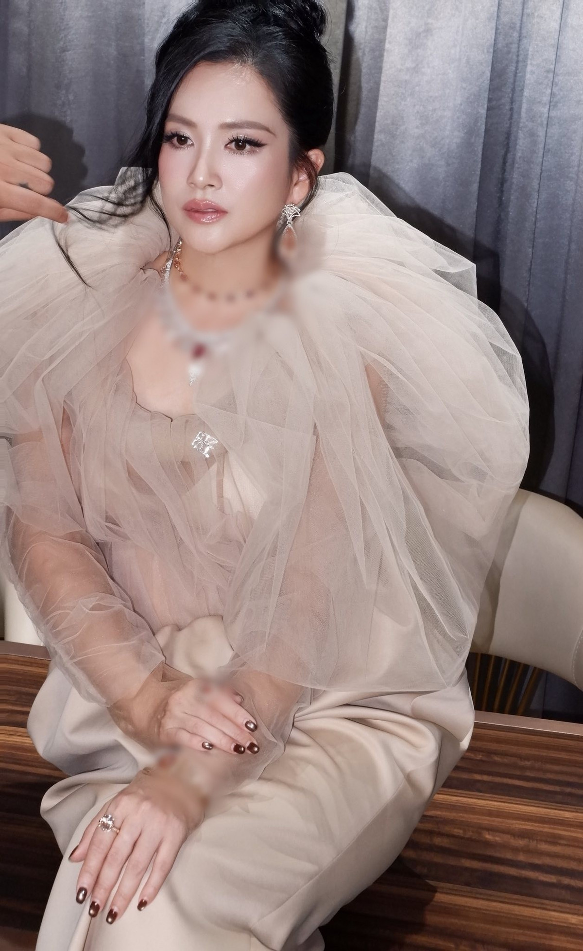 Ở những góc chụp cận, làn da mịn cùng đường nét gương mặt hài hòa giúp cô ghi điểm.