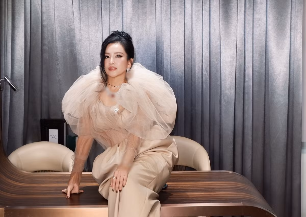 Nếu trước đây, doanh nhân Anh Thơ – vợ Bình Minh – gắn với hình ảnh thanh lịch, kín đáo, thì lần này cô chọn phong cách táo bạo hơn. Nữ doanh nhân diện thiết kế xuyên thấu, tôn lên đường nét cơ thể.