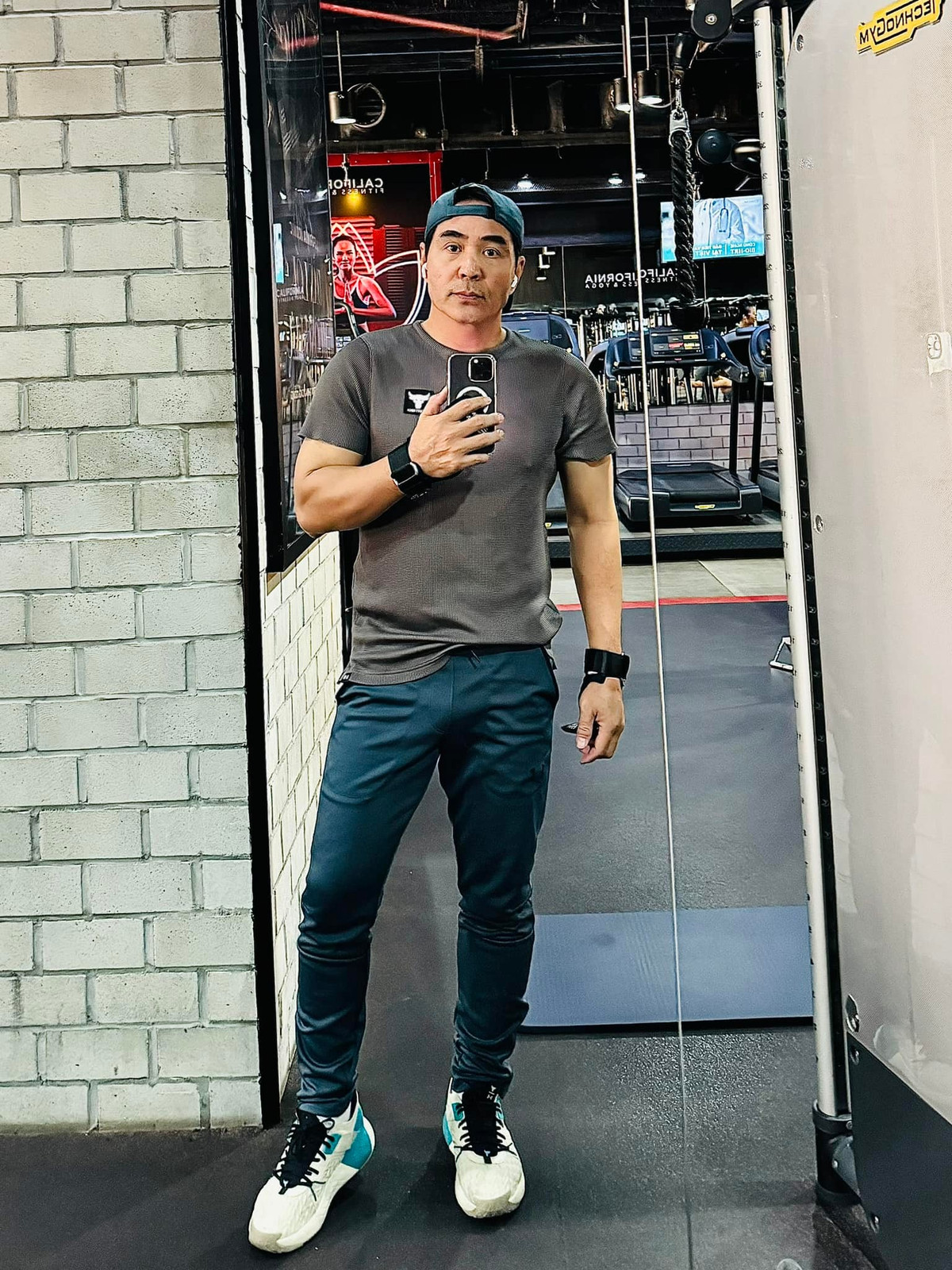 Trung Dũng chia sẻ trên Phụ Nữ Số: "Tôi đi bất cứ đâu cũng phải có phòng gym. Khách sạn mà không có phòng gym thì dù có cho ở miễn phí tôi cũng không ở. Từ nhỏ tôi đã chơi thể thao và vẫn giữ thói quen đó đến tận bây giờ".