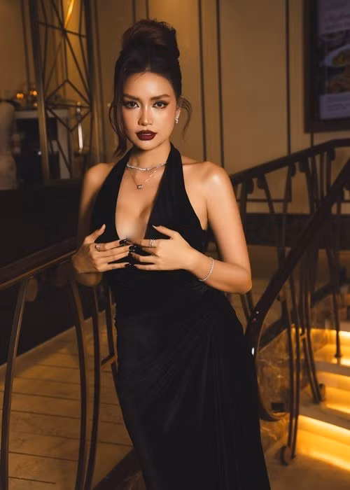 Nhiều năm qua, Ngọc Châu có các dự án, hoạt động thiện nguyện. Người đẹp chia sẻ trên Tiền Phong, từ trước khi bắt đầu hành trình thiện nguyện cô đã mong muốn đóng góp những giá trị thiết thực nhất, muốn trao cho xã hội những điều bản thân đã nhận được. Ảnh: FB Ngọc Châu.