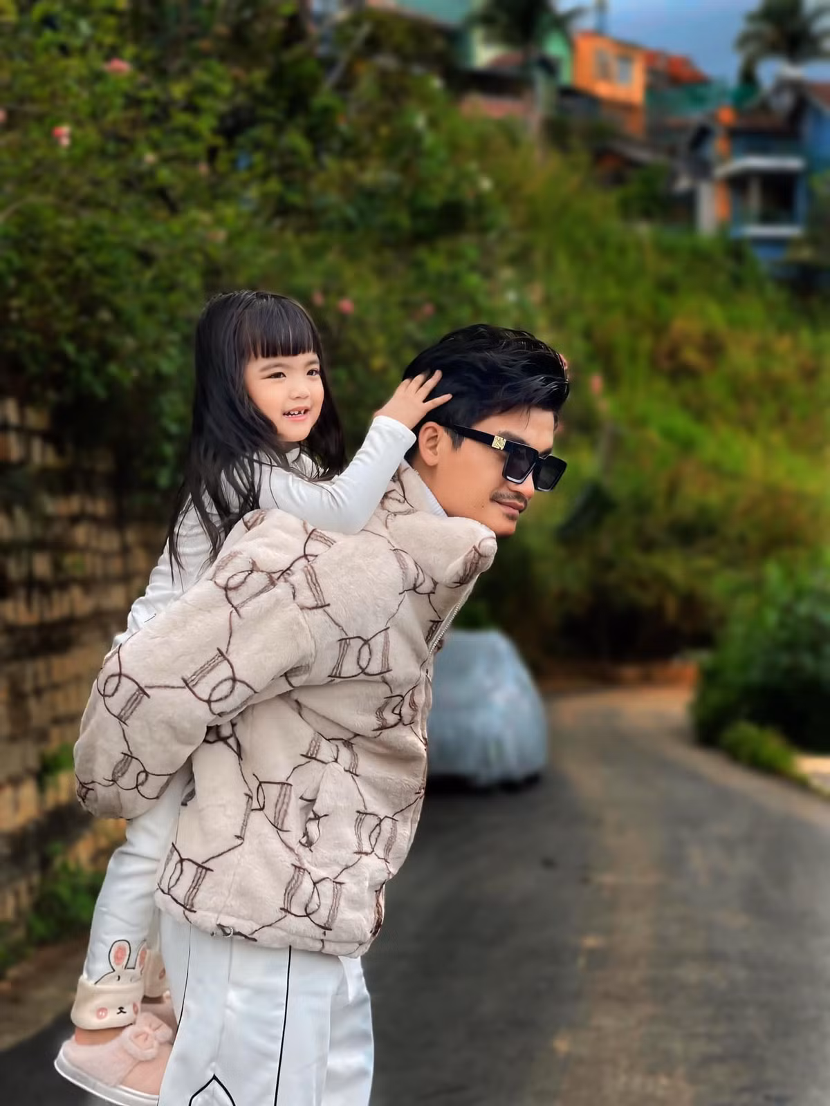 Khi lên chức bố, Mạc Văn Khoa thừa nhận bản thân thay đổi nhiều hơn, sống chậm lại và biết trân trọng những khoảnh khắc nhỏ bé. Chia sẻ trên Người Lao Động, nam diễn viên nói: “Khi làm bố mới hiểu hết niềm hạnh phúc và sự vất vả của cha mẹ. Không gì hạnh phúc hơn việc được chăm vợ sau sinh, nhìn con ngủ ngon và mỉm cười trong giấc ngủ".