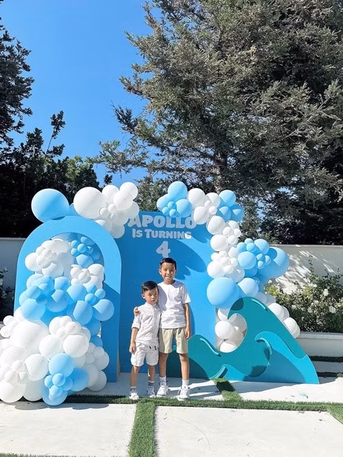 Bé Apollo cùng anh trai Maximus và mẹ diện trang phục tông trắng trong bữa tiệc. Ảnh: Instagram Phạm Hương.