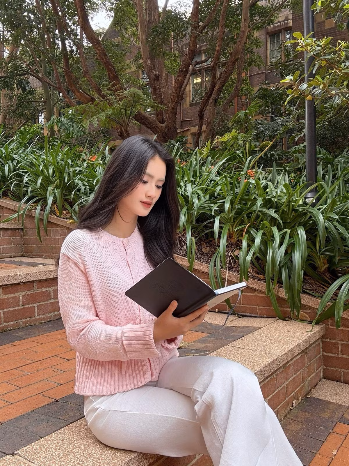 Ý Nhi đi làm thêm để trang trải học phí và sinh hoạt. Người đẹp từng tự tay gửi CV và đi phỏng vấn. Ảnh: FB Ý Nhi.