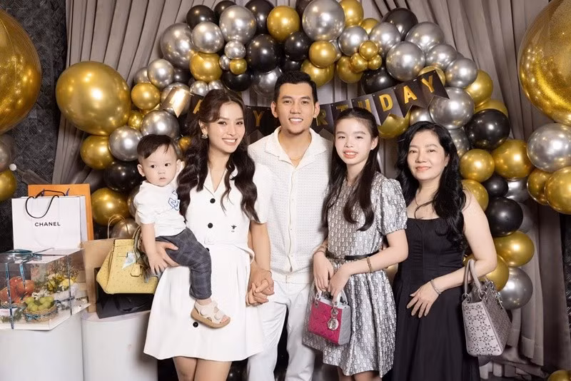 "2 mẹ là người ở bên cạnh săn sóc và dạy dỗ Mia thường xuyên nhất. Trong tuần, có ngày con ở với bà nội Thái (mẹ của chồng cũ - PV), có ngày ở với bà nội Mai (mẹ của Lý Bình và là người mẹ chồng hiện tại - PV)", Phương Trinh Jolie chia sẻ. Ảnh: FB Lý Bình.