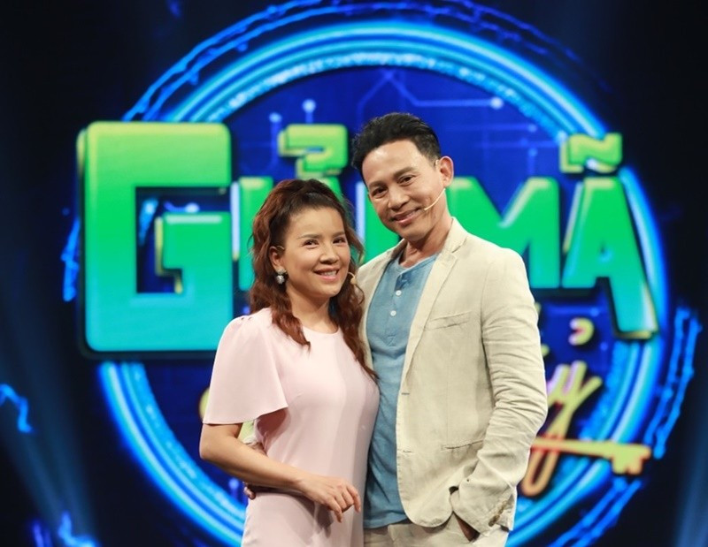 Trong showbiz, Ngọc Trinh thân thiết với Hữu Tiến. Theo Dân Việt, Ngọc Trinh đôi lúc là người hòa giải mâu thuẫn giữa Hữu Tiến và con của anh. Ảnh: Dân Việt.