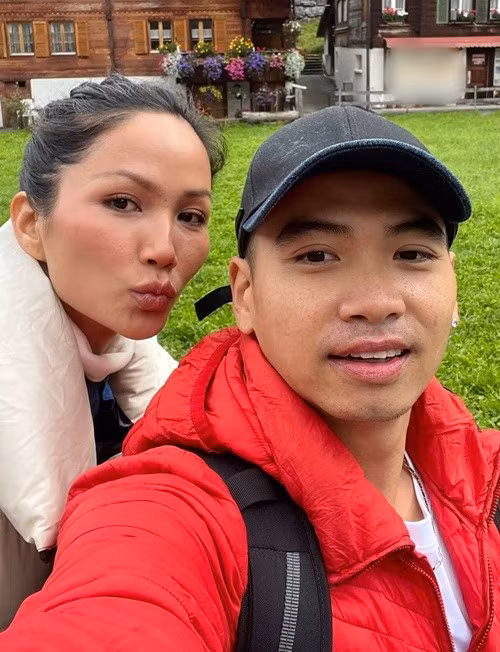 Ngày còn bí mật hẹn hò H'hen Niê, Tuấn Khôi gây chú ý mỗi khi đăng ảnh giấu mặt nửa kia. Ảnh: FB H'hen Niê.