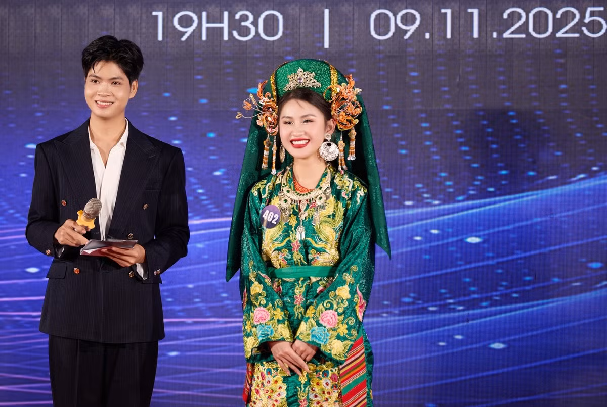 Minh Phương giữ được vẻ rạng rỡ khi tham gia các phần thi thuộc khuôn khổ Hoa hậu Du lịch Dân tộc Việt Nam 2025.