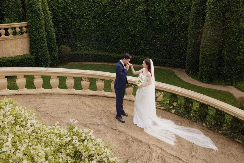 Cặp đôi trao nhau nhiều cử chỉ tình tứ trong bộ ảnh cưới. Ảnh: FB Hồ Quang Hiếu.