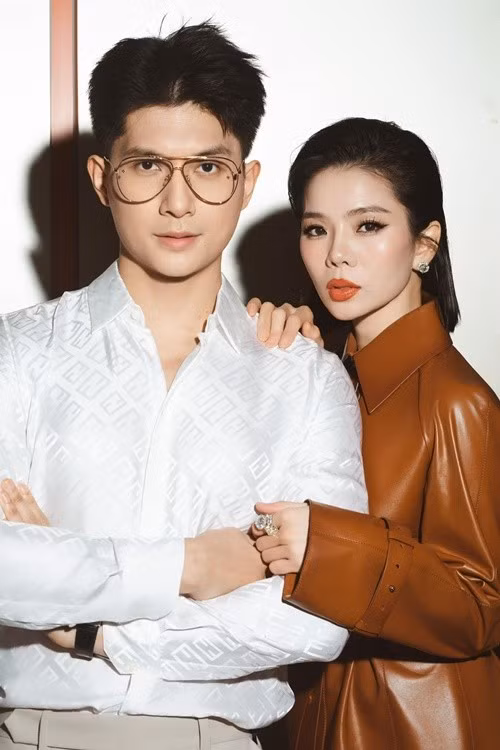 Trong mắt Lệ Quyên, Lâm Bảo Châu chững chạc, trưởng thành. Anh thường xuyên tháp tùng nữ hoàng phòng trà đi hát. Ảnh: FB Lệ Quyên.