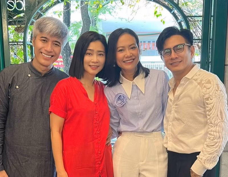 Cô nguyện cầu cho các thế hệ nghệ sĩ nối nghiệp Tổ luôn đoàn kết, yêu thương, nhiều sức khỏe, sáng tạo để tiếp tục cống hiến. Ảnh: FB Hồng Ánh.