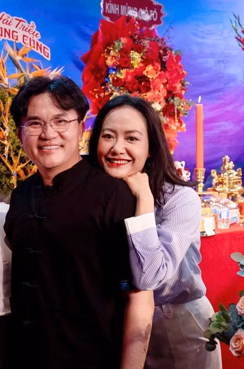 Dự lễ dự lễ giỗ Tổ nghề sân khấu, Hồng Ánh chia sẻ: "Tôi luôn kính ơn Tổ nghiệp, biết ơn những bậc tiền bối, các anh chị đồng nghiệp, các em và cả những con người thầm lặng phía sau". Ảnh: FB Hồng Ánh.