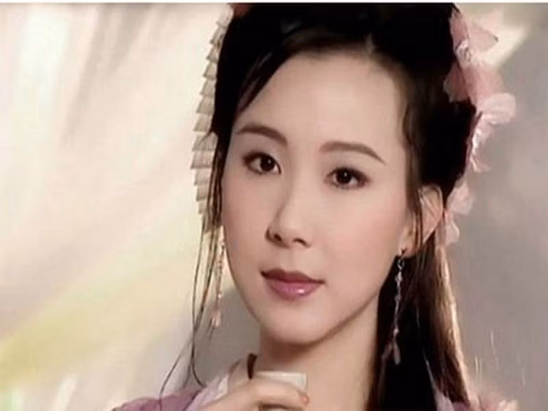 Theo Tiền Phong, Tiêu Tường sinh năm 1968, nổi tiếng từ khi còn ngồi trên ghế nhà trường nhờ ngoại hình nổi bật. Cô bước chân vào làng giải trí năm 21 tuổi với vai trò người mẫu, trước khi chuyển sang diễn xuất. Ảnh: Dân Việt.