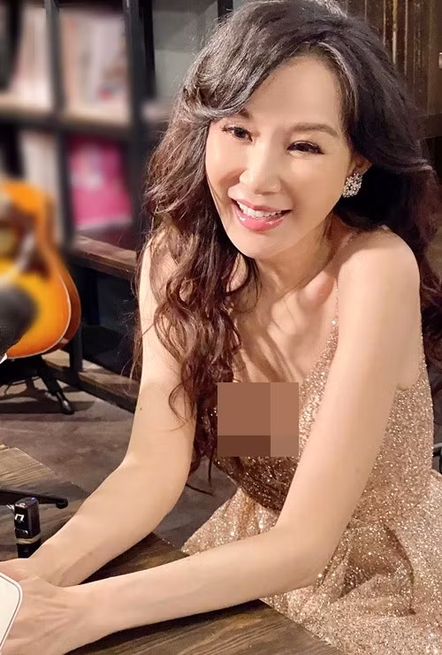 Để duy trì hình thể, nữ diễn viên thường xuyên tập yoga. Sự kỷ luật trong lối sống giúp cô giữ được phong thái nổi bật dù đã qua thời kỳ đỉnh cao sự nghiệp. Ảnh: FB Tiêu Tường.