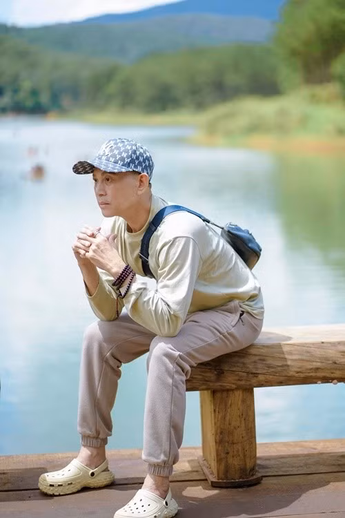 “Bạn hẹn mình 2 lần.Bạn nói lâu quá không gặp. Mình nói đang bận quá. Chờ xong phim mình gặp. Rồi xong phim mình lại bận tiếp. Những dòng tin nhắn còn đây. Bạn còn nhiều thứ dang dở. Có những cuộc hẹn lỡ 1 chút là không còn gặp lại, Ngọc Trinh ơi”, Hữu Tiến viết trên trang cá nhân. Ảnh: FB Hữu Tiến.