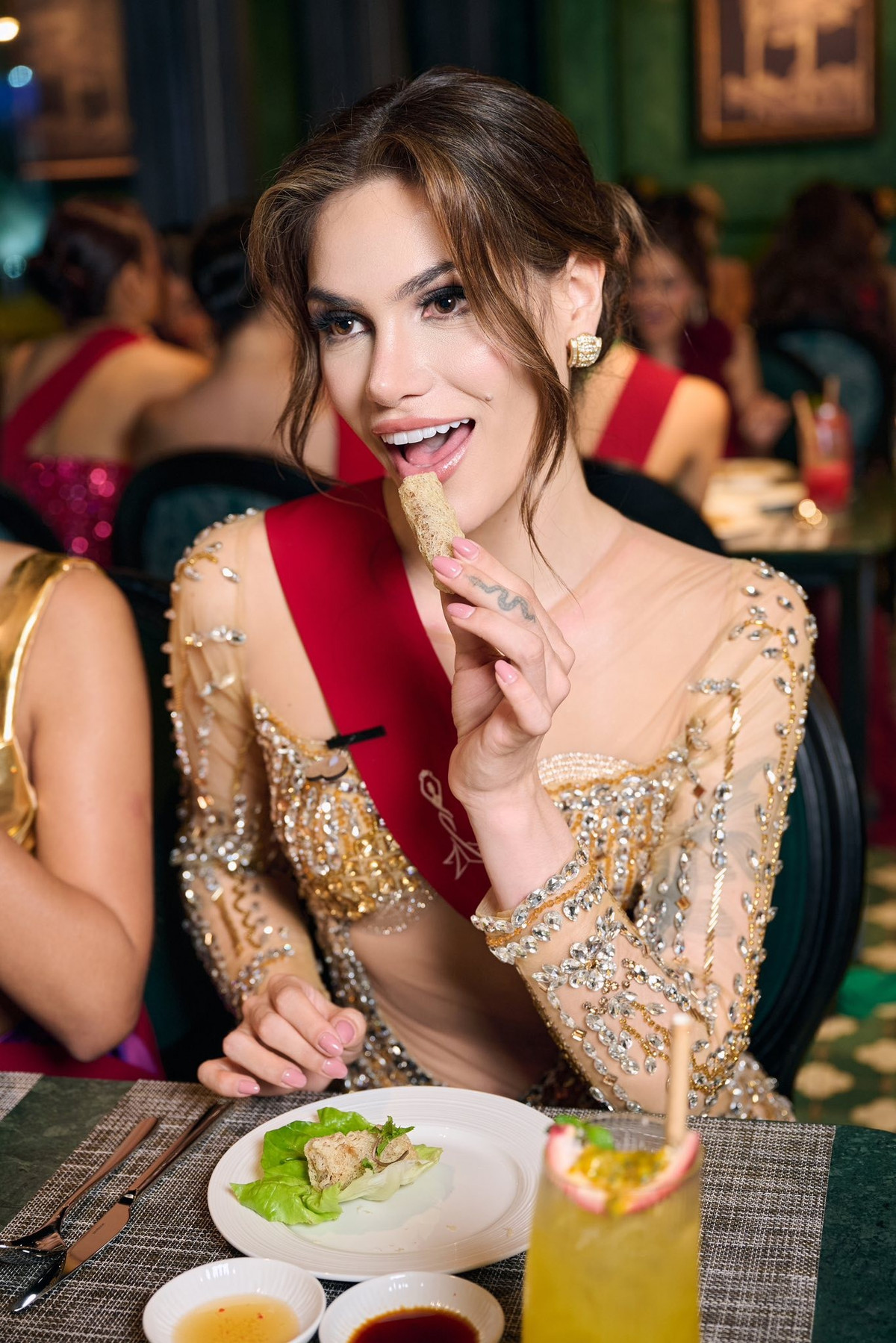 Anna sở hữu vóc dáng gợi cảm với số đo ba vòng 86-61-98 cm. Ngoài ra, cô còn gây chú ý khi có hình xăm lớn trên cánh tay. Ảnh: Miss Charm.