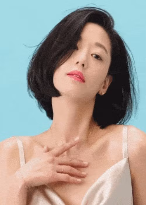 Jun Ji Hyun sở hữu gương mặt thanh tú, đôi mắt to tròn, sống mũi cao thẳng và bờ môi đầy đặn. Bên cạnh đó, cô có thần thái vô cùng cuốn hút. Ở Jun Ji Hyun toát lên vẻ tự tin, sang trọng, đầy khí chất. Ảnh: Công Lý Xã Hội.