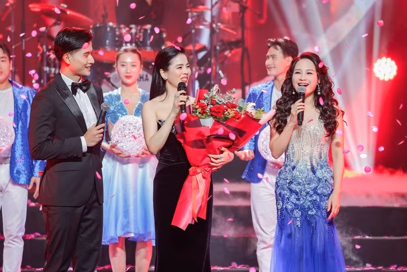 Lệ Quyên ủng hộ công việc của Lâm Bảo Châu. Cuối tháng 8/2025, cô khoe bạn trai trở lại với vai trò MC. Ảnh: FB Lệ Quyên.