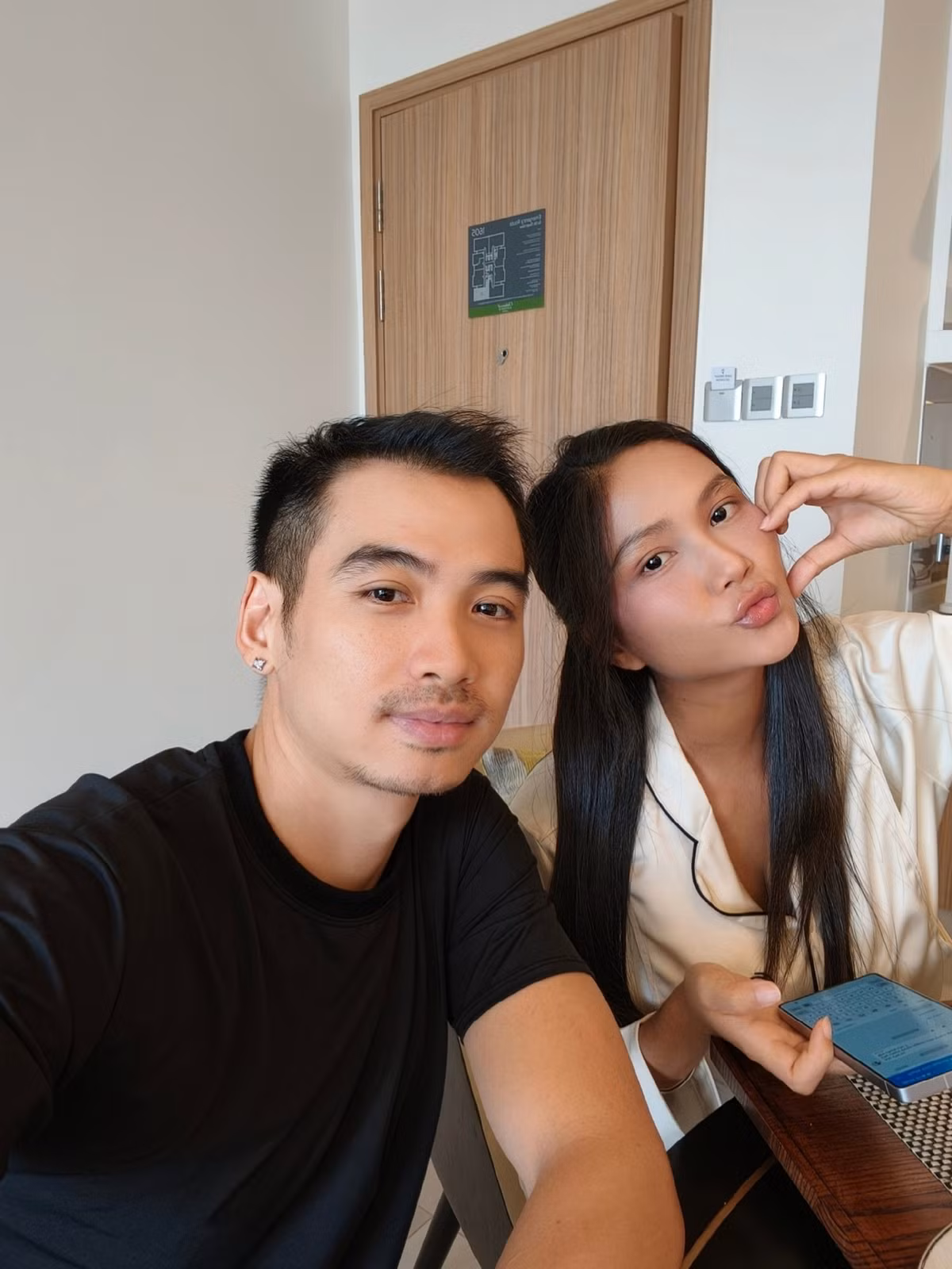 Tuấn Khôi dành nhiều thời gian chăm sóc H'hen Niê và con gái. Ảnh: FB H'hen Niê.