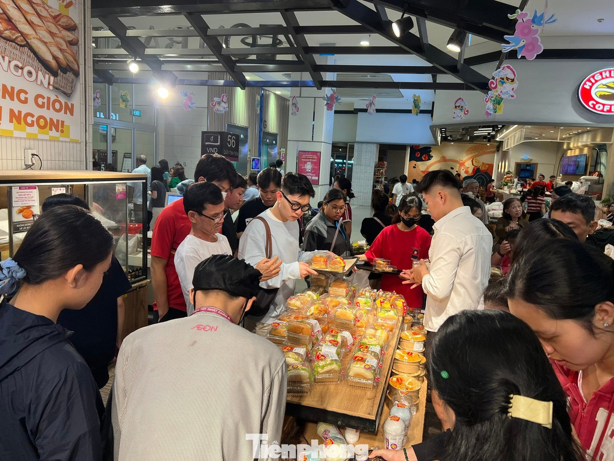 Thực phẩm giảm giá giờ vàng tại một trung tâm thương mại thu hút người dân mua sắm. "Đa số các món ăn đều giảm từ 30 - 50%, như tôi mua một combo sushi đầy ắp sau khi giảm giá chỉ còn gần 100.000 đồng; các loại bánh mì, bánh bông lan... giảm giá cũng chỉ còn từ 15.000 - 20.000 đồng/phần đầy ăm ắp. Cả gia đình 5 người làm bữa tiệc linh đình đủ các món mà chưa hết 300.000 đồng" - chị Đan Thanh (ngụ phường An Lạc) hào hứng nói.