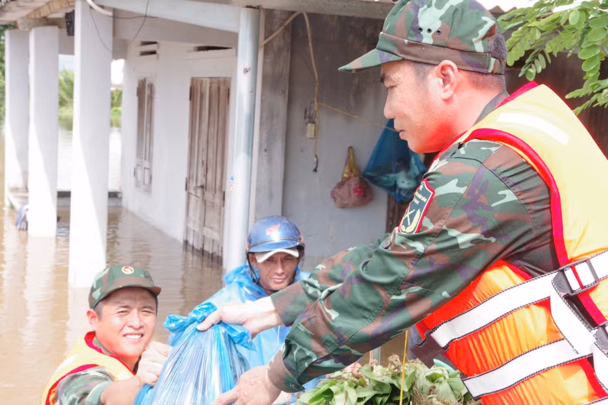 Lực lượng công an phường đảm nhiệm hỗ trợ sơ tán, bảo vệ tài sản, đồng thời tổ chức phân luồng giao thông tại các điểm ngập. Lực lượng quân sự phường triển khai cứu hộ, cung cấp áo phao và phối hợp rà soát các khu vực dân cư trọng điểm.