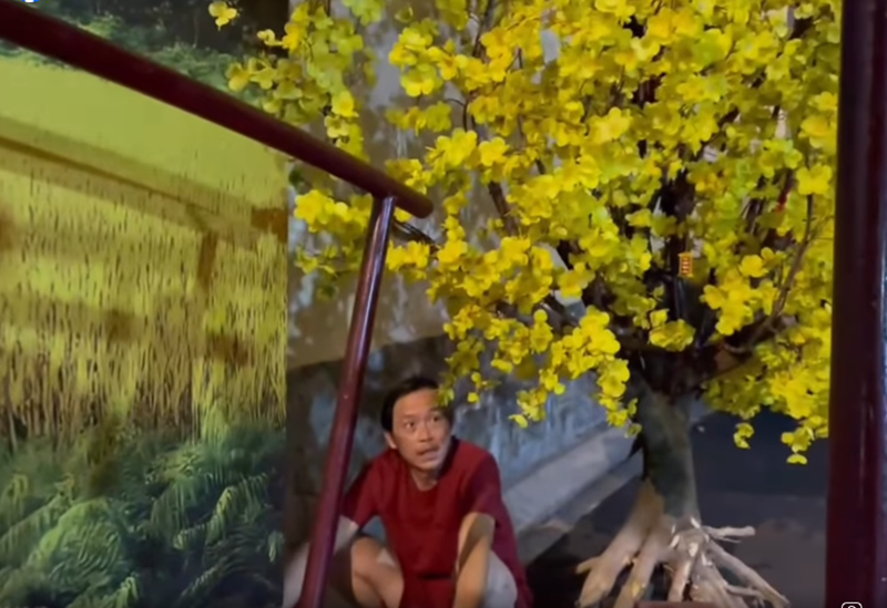 "Nhờ nghỉ ngơi, sinh hoạt điều độ, tôi tăng 6kg so với trước đây, cân nặng đạt mốc 58kg. Mỗi ngày tôi ăn đủ 3 cữ trưa, tối và khuya. Dù có bệnh song khi vào việc, tôi cảm giác khỏe khoắn, còn ngược lại ngồi một chỗ lại thấy khó chịu, mệt mỏi", Hoài Linh tiết lộ. Ảnh: FB Dương Triệu Vũ.