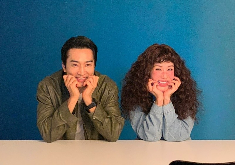 Theo Người Lao Động, trong phim My troublesome star, Uhm Jung Hwa vào vai Bong Cheong Ja - cựu ngôi sao đang nỗ lực trở lại sau khi bị mất 25 năm ký ức, còn Song Seung Hun vào vai Dokgo Chul - một thám tử giúp Bong Cheong Ja thức xây dựng sự nghiệp. Ảnh: Instagram Uhm Jung Hwa.