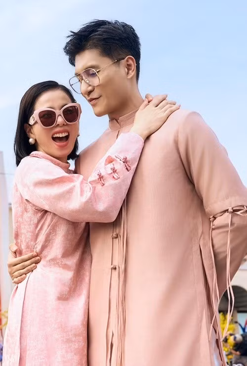 Lệ Quyên cũng có mối tình đẹp với người yêu kém cả chục tuổi. Nữ ca sĩ và người mẫu Lâm Bảo Châu hẹn hò khoảng 5 năm qua. Ảnh: FB Lệ Quyên.