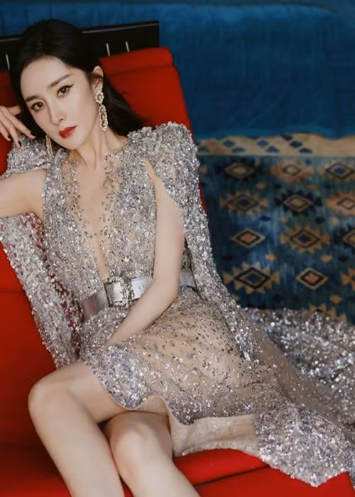 Theo Người Đưa Tin vào năm 2024, tham gia một chương trình, khi được hỏi nếu có người theo đuổi vì tiền, Dương Mịch cho biết: "Nếu anh ta đối xử tốt với tôi vì tiền, tôi không thất vọng mà cảm thấy càng vui, điều đó chứng tỏ tôi là người có tiền". Ảnh: Instagram Dương Mịch.