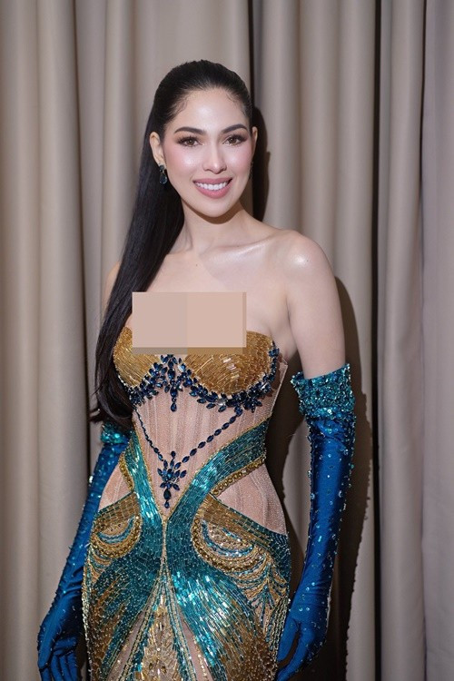 Trong chung kết Miss Cosmo 2025, Chelsea thi ứng xử xuất sắc. Theo Thế Giới Điện Ảnh, khi nhận câu hỏi: "Nếu có thể thay đổi một định kiến về phụ nữ vẫn đang cản trở sự tiến bộ hiện nay, đó sẽ là gì?", cô cho rằng định kiến lớn nhất cần bị xóa bỏ chính là suy nghĩ “phụ nữ không phải là nhà lãnh đạo”. Ảnh: FB Chelsea Fernandez.