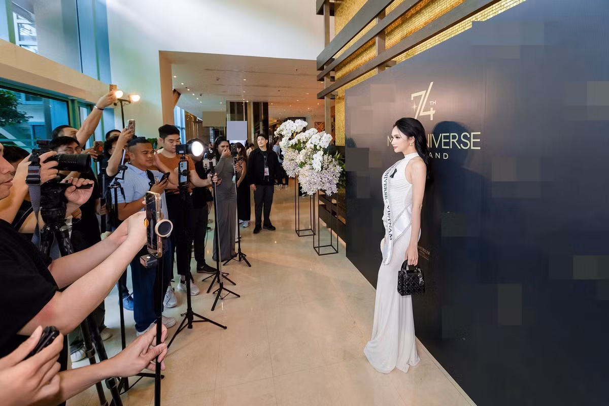 Hương Giang được truyền thông săn đón ở Miss Universe 2025. Ảnh: FB Hương Giang.