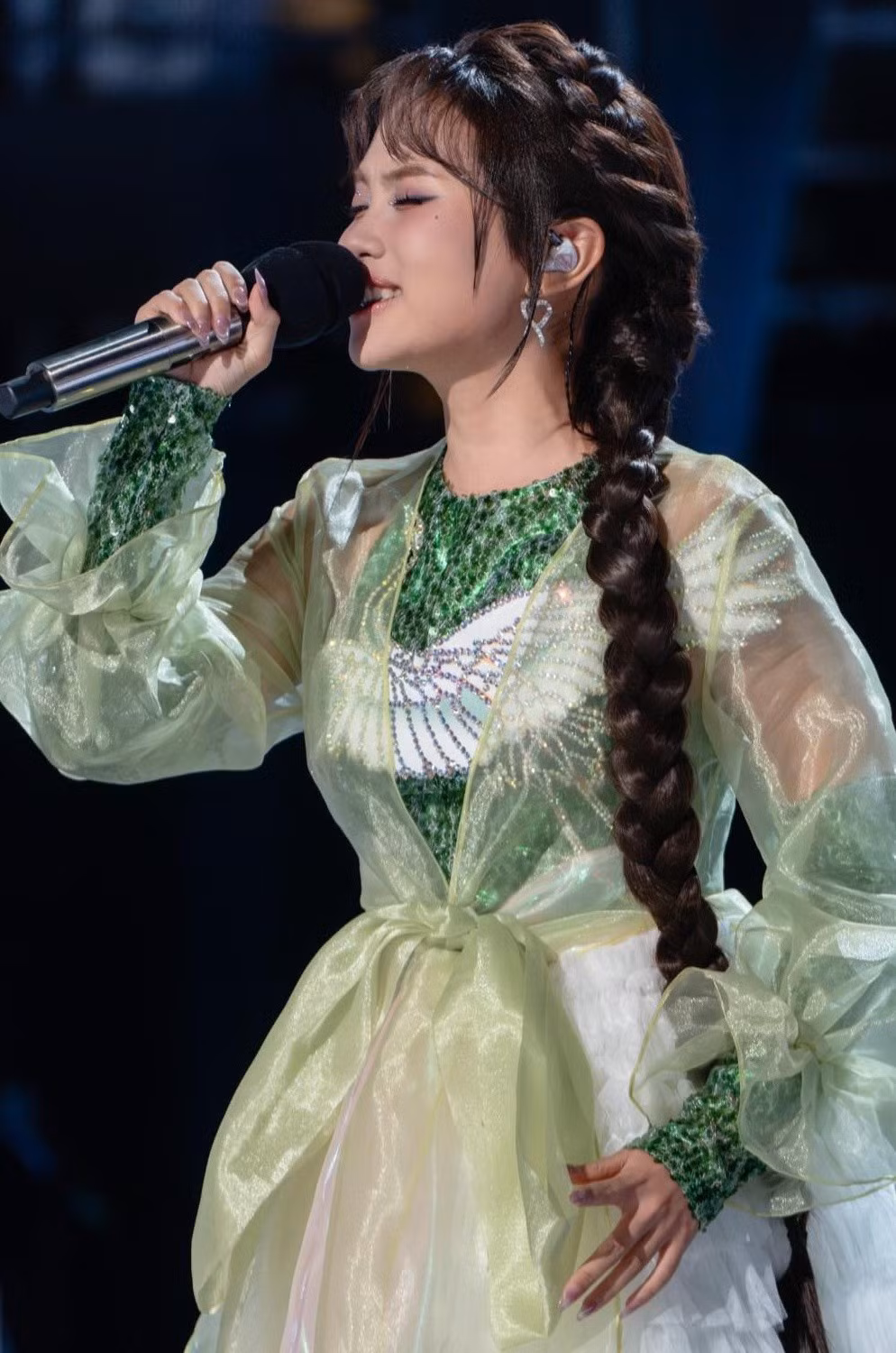 Ở Sing!Asia 2025, tại Trạm Việt Nam (Vịnh Hạ Long), Phương Mỹ Chi thể hiện Buôn trăng và Rock hạt gạo. Trong hai phần trình diễn, nữ ca sĩ đưa vào các yếu tố văn hóa Việt Nam như áo tứ thân, nón quai thao, chi tiết con cò, võ thuật Vovinam. Phương Mỹ Chi cuối cùng chiến thắng trong phần thi đối kháng với đại diện Nhật Bản Miyuna. Ảnh: FB Phương Mỹ Chi.