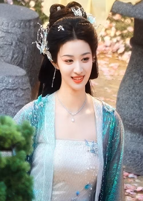 Tạo hình cổ trang của Vương Sở Nhiên trong phim Còn ra thể thống gì nữa gây sốt trên mạng xã hội. Ảnh: Tiền Phong.