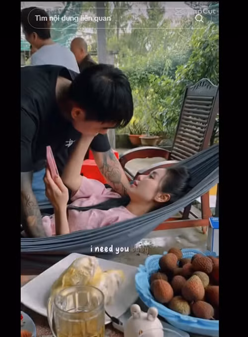 Bảo Ngọc và Đạt G công khai hẹn hò vào tháng 5/2021. Tháng 12/2021, cặp đôi tạm thời rời xa nhau để tập trung vào công việc riêng. Quản lý của Đạt G chia sẻ trên Vietnamnet: "Đạt G có chia sẻ với tôi rằng, thời gian qua Bảo Ngọc cũng bị công kích nhiều quá. Vì muốn bảo vệ cho Bảo Ngọc tránh bị tổn thương, đặc biệt cô lại có con nhỏ nữa nên sợ ảnh hưởng tới những đứa trẻ. Do vậy cả hai tạm thời rời xa nhau. Phần nữa chúng tôi cũng đang muốn tập trung cho công việc riêng nên rời xa nhau là lựa chọn tốt nhất lúc này". Ảnh: TikTok Bảo Ngọc.