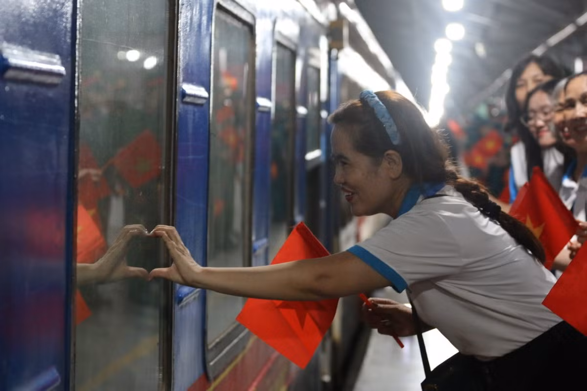 Nhiều người thân đến tiễn các sĩ quan, chiến sĩ thực hiện nhiệm vụ.