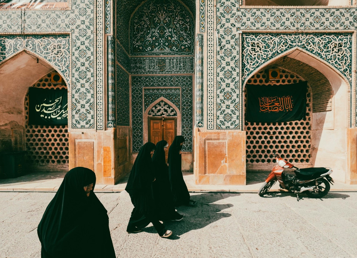 Nhà thờ Hồi giáo Jameh là một trong những nhà thờ cổ và quan trọng nhất ở Iran, thể hiện sự phát triển kiến trúc hơn 1.000 năm qua và trở thành nguyên mẫu cho các thiết kế nhà thờ Hồi giáo sau này ở khắp Trung Á. Đây cũng là công trình kiến trúc Hồi giáo đầu tiên áp dụng bố cục 4 sân từ cung điện thời Sassanid. Tuy nhiên, do chiến sự tiếp tục leo thang, nhà thờ Hồi giáo Jameh cũng bị ảnh hưởng.