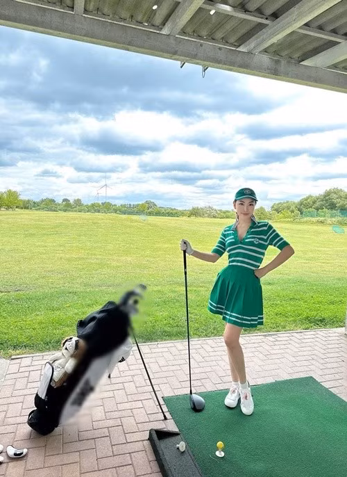 Quỳnh Thư mê golf - bộ môn dành cho giới nhà giàu trong những năm qua. Ảnh: FB Quỳnh Thư.