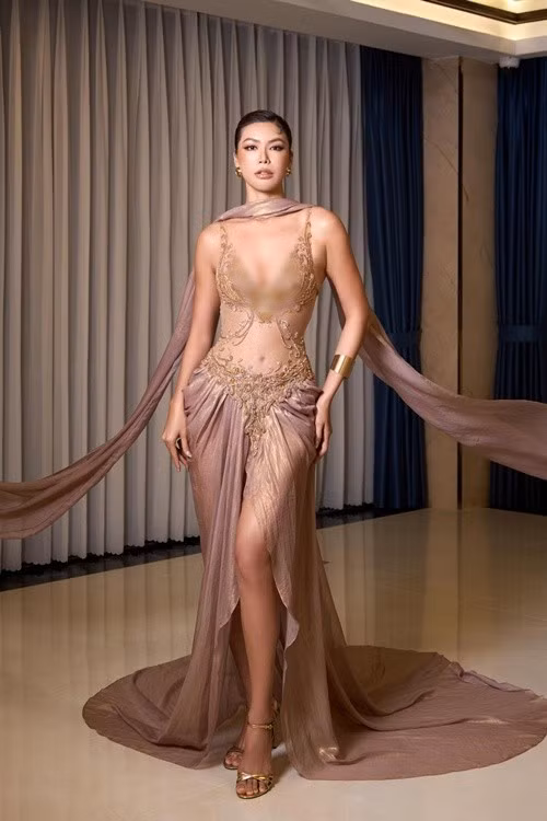 Sau khi đoạt giải Siêu mẫu phong cách ở cuộc thi Siêu mẫu Việt Nam 2011, Minh Tú trở thành "gà cưng" của Vũ Khắc Tiệp. Một thời gian sau đó, cô rời công ty quản lý của Khắc Tiệp. Chân dài từng phủ nhận tin đồn mâu thuẫn với công ty quản lý cũ. Ảnh: FB Minh Tú.