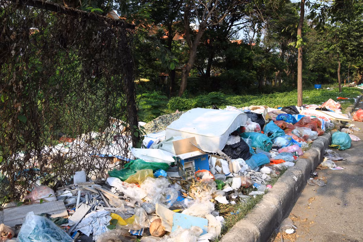 Di chuyển về hướng đại lộ Nguyễn Văn Linh, đoạn chân cầu Ông Bé hướng về Bình Chánh, một “dải rác” dài khoảng 500 m ngay bên vệ đường đã tồn tại từ nhiều năm nay.