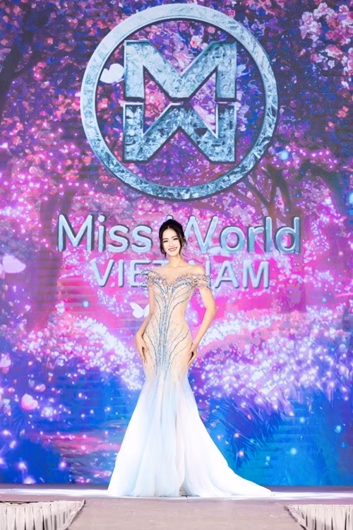 Trang phục dạ hội thứ hai mà NTK Hoàng Tony dành cho Ý Nhi có tên gọi “Garden of Eden” với phom dáng đuôi cá ôm sát. Điểm nhấn trang phục nằm ở phần ngực và thân trên được đính kết tinh xảo, tạo hiệu ứng sống động. Ảnh: FB Ý Nhi.